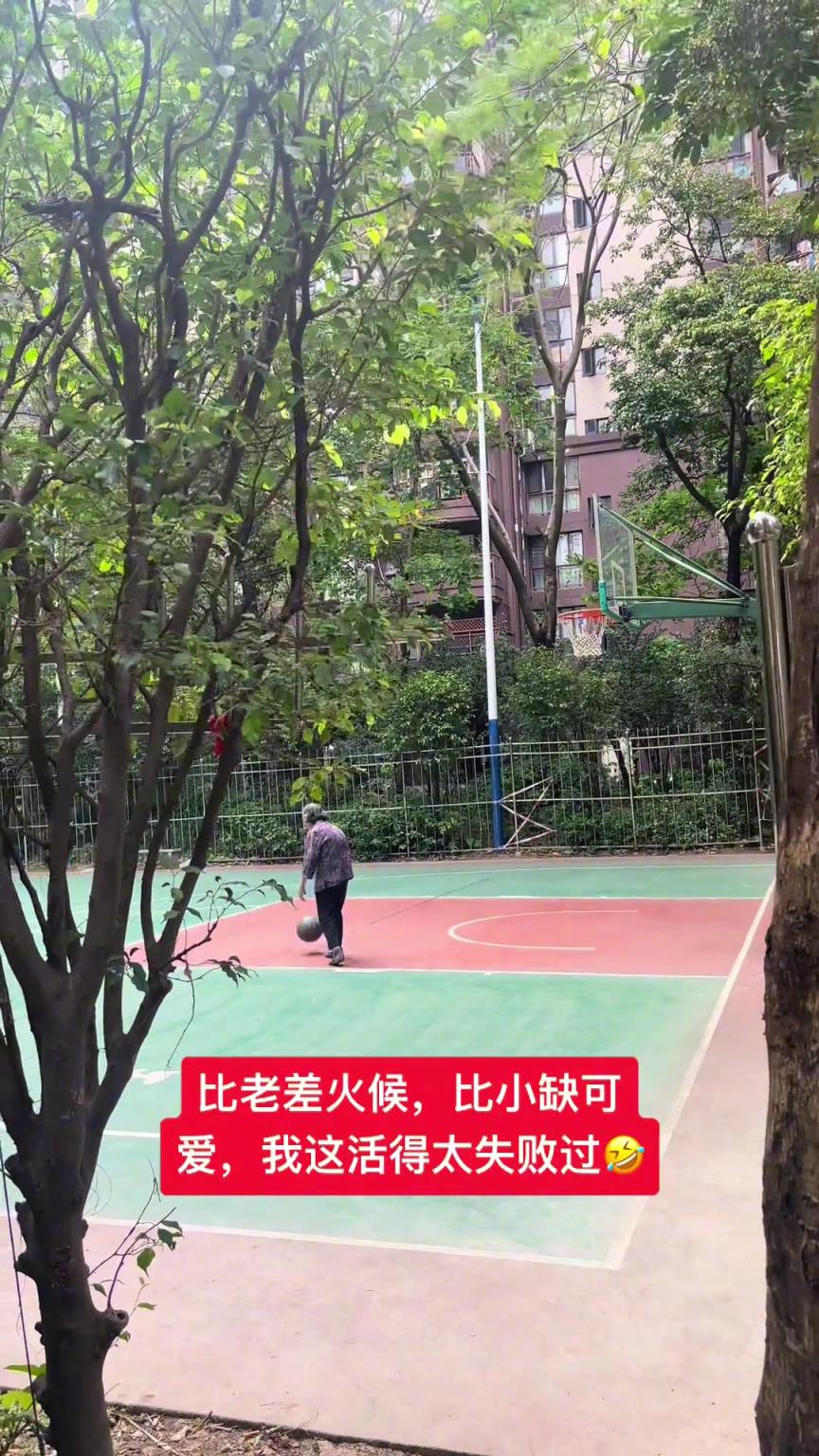 這阿婆單手一投一個(gè)準(zhǔn)，姜還是老的辣
