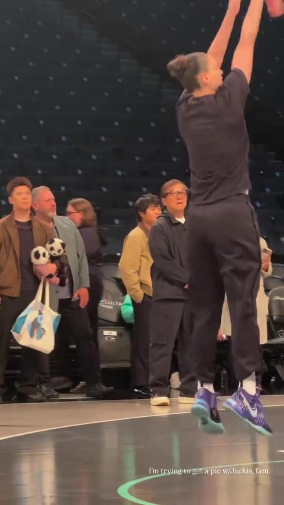 71歲成龍現(xiàn)身巴克萊中心看女籃比賽：她們投籃怎么那么準(zhǔn)?。?！