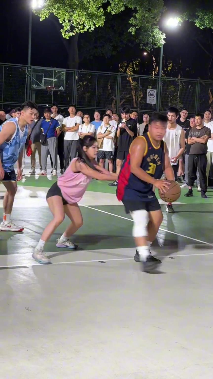 這哥們看見防自己的是女生，一個(gè)勁背打，球也不傳了